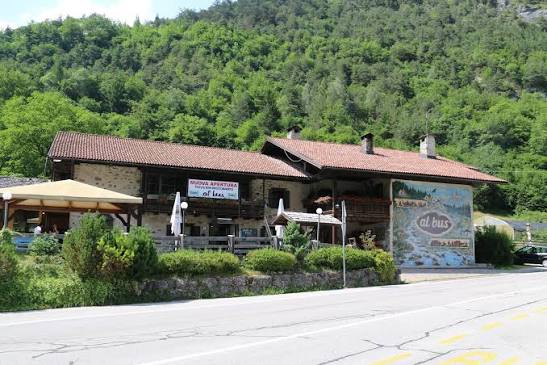 FROM THE HIVE: LIVE AL RISTORANTE AL BUS!